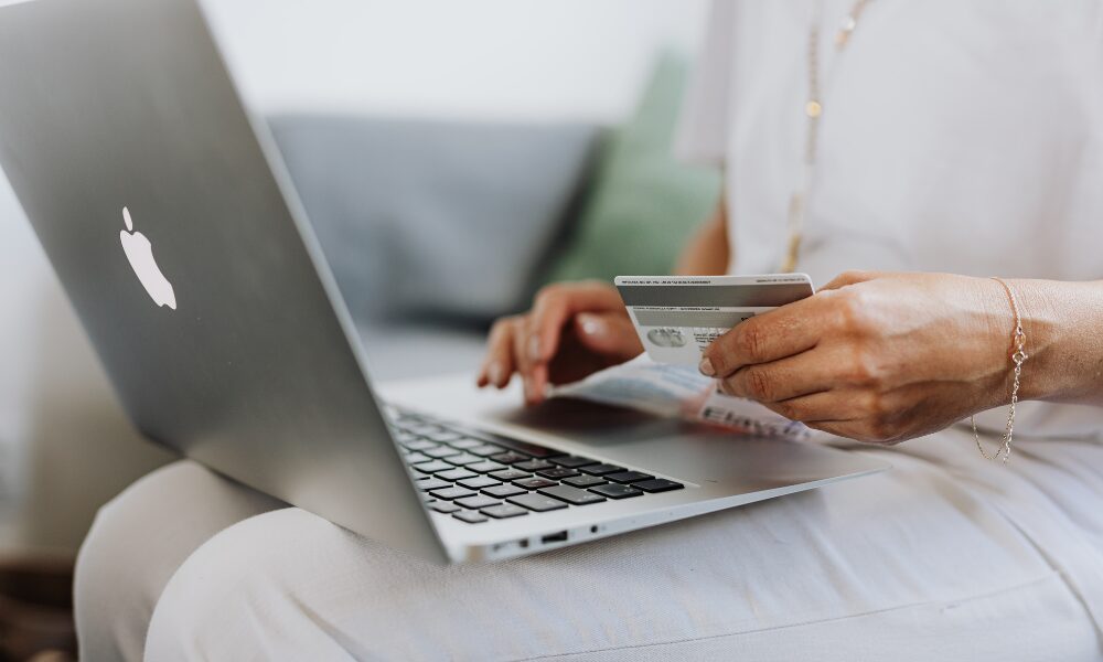 エポスカードの審査は厳しい?所要時間・基準・通過のコツを徹底解説